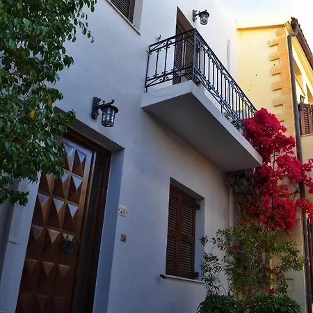 Otto - Spacious Old Town House 레팀노